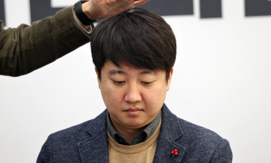 지난 3일 이준석 국민의힘 대표가 서울 여의도 국회에서 2022년 신년인사회를 준비하고 있다.<국회사진기자단·연합뉴스>